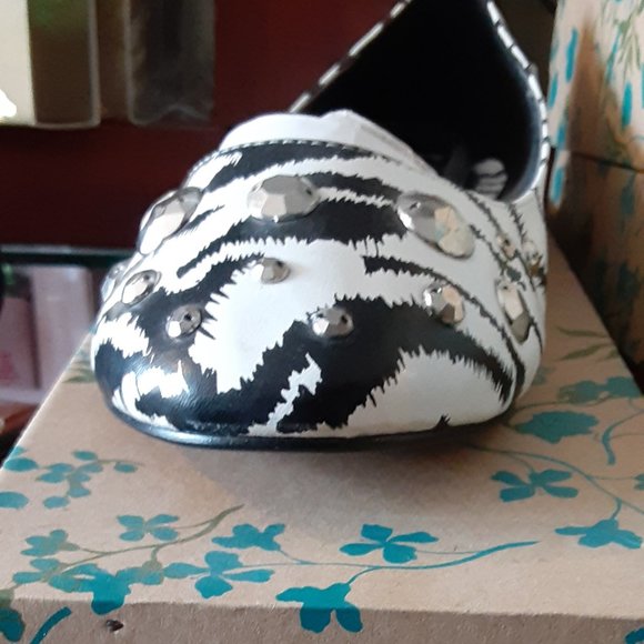 BAMBOO BLACK WHITE ZEBRA FLATS STUDED - Picture 2 of 2
